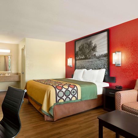 Super 8 By Wyndham Corsicana Bagian luar foto