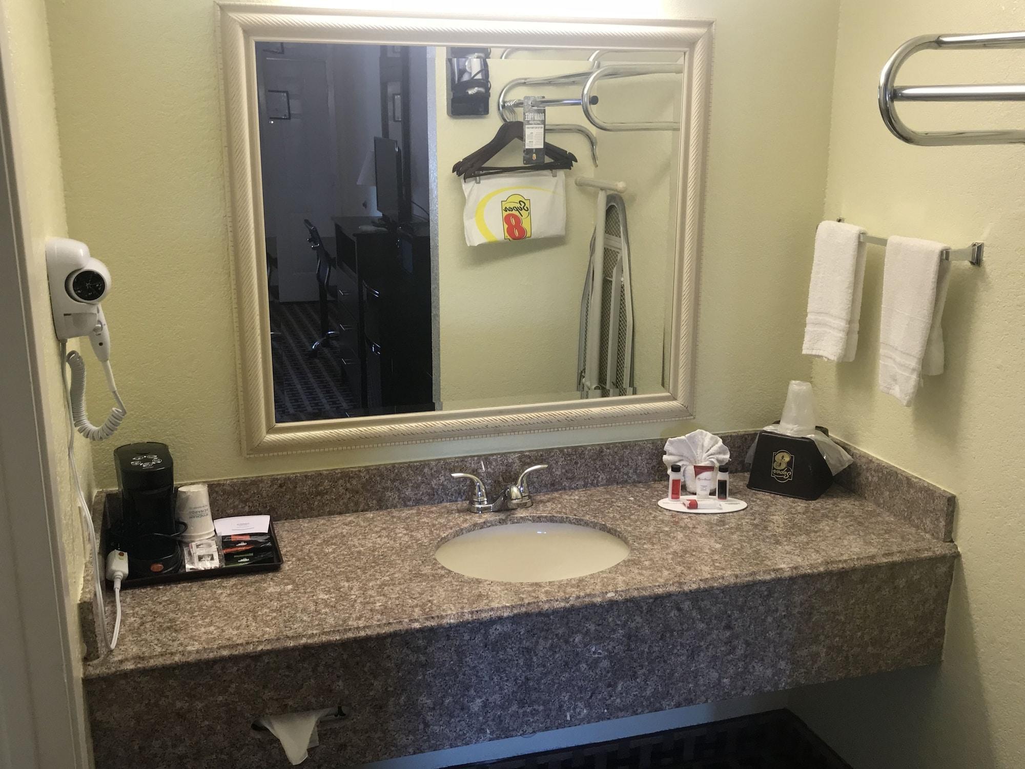 Super 8 By Wyndham Corsicana Bagian luar foto