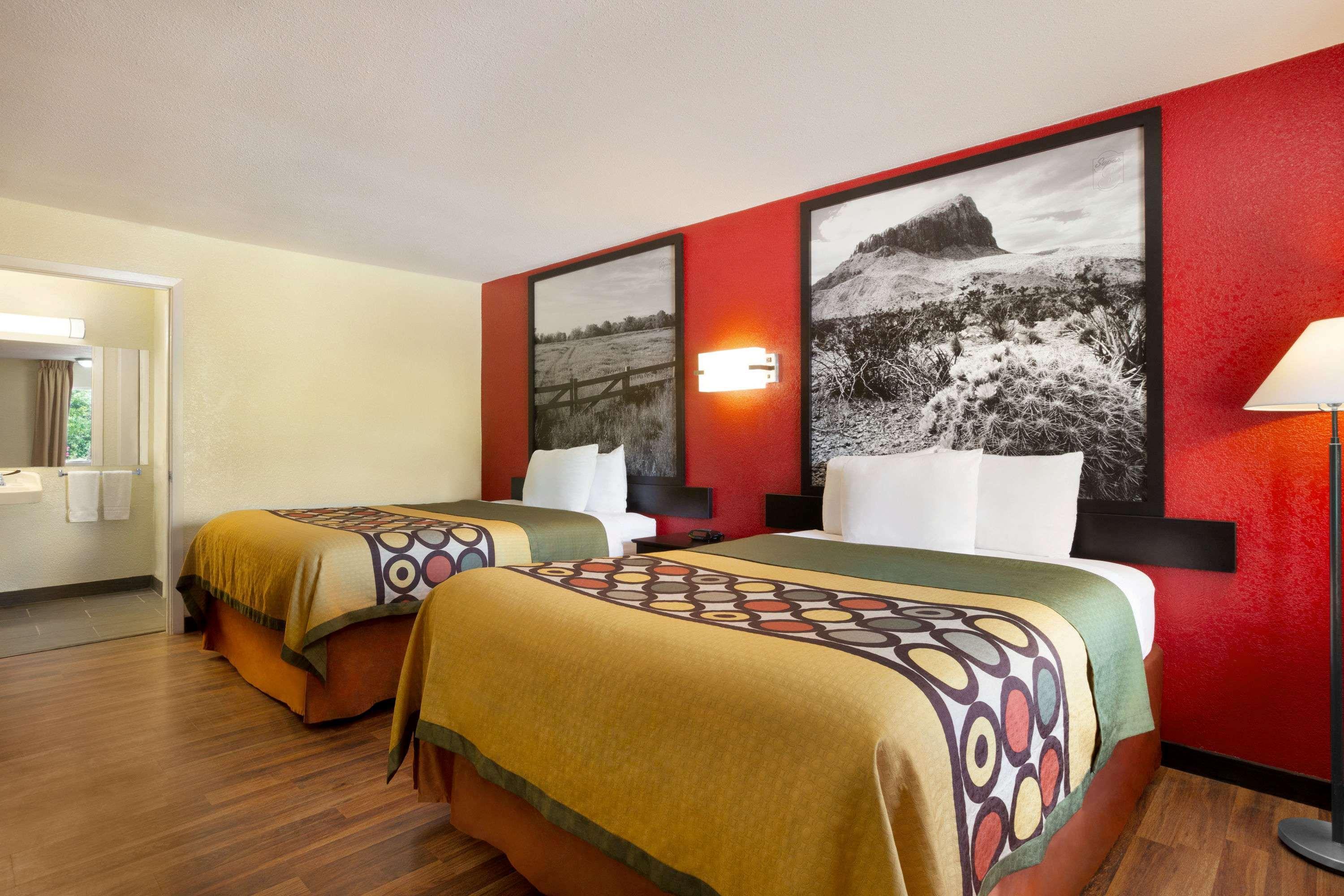 Super 8 By Wyndham Corsicana Bagian luar foto