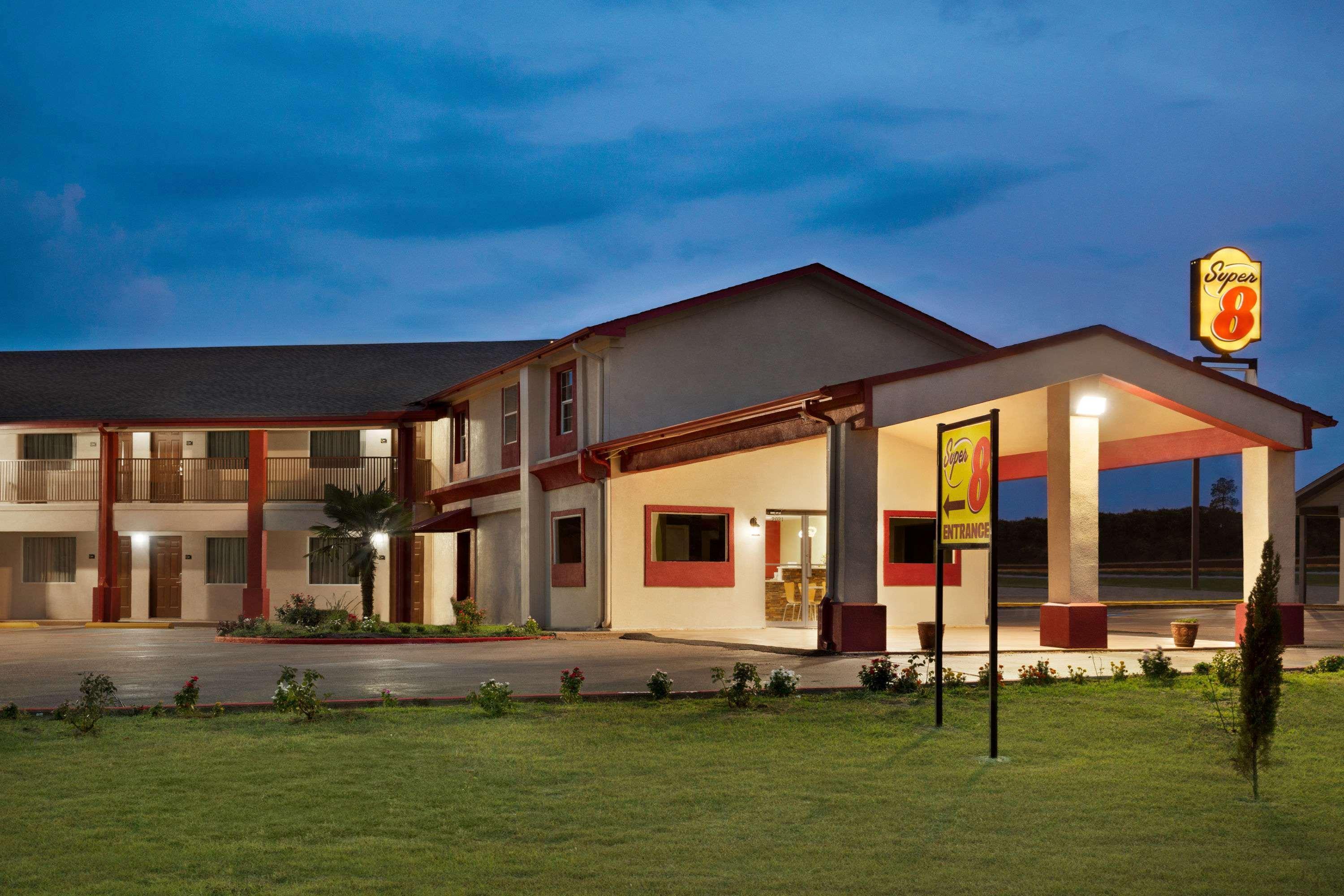 Super 8 By Wyndham Corsicana Bagian luar foto