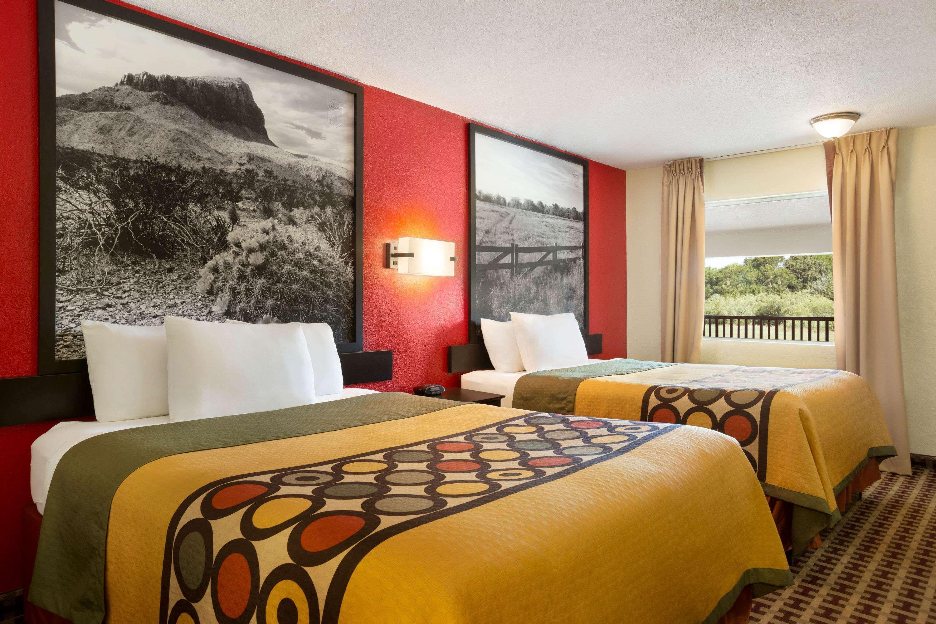 Super 8 By Wyndham Corsicana Bagian luar foto