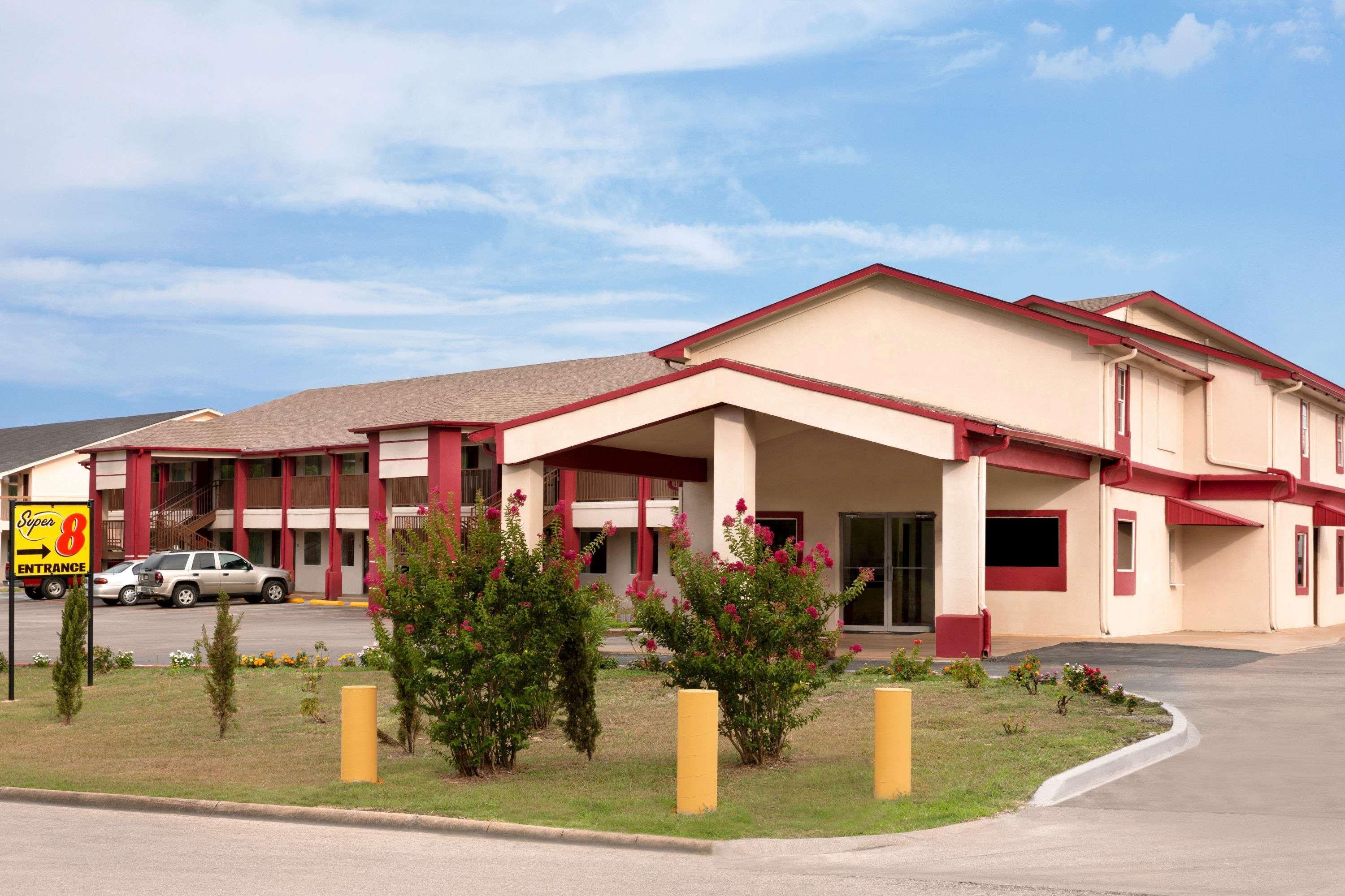 Super 8 By Wyndham Corsicana Bagian luar foto