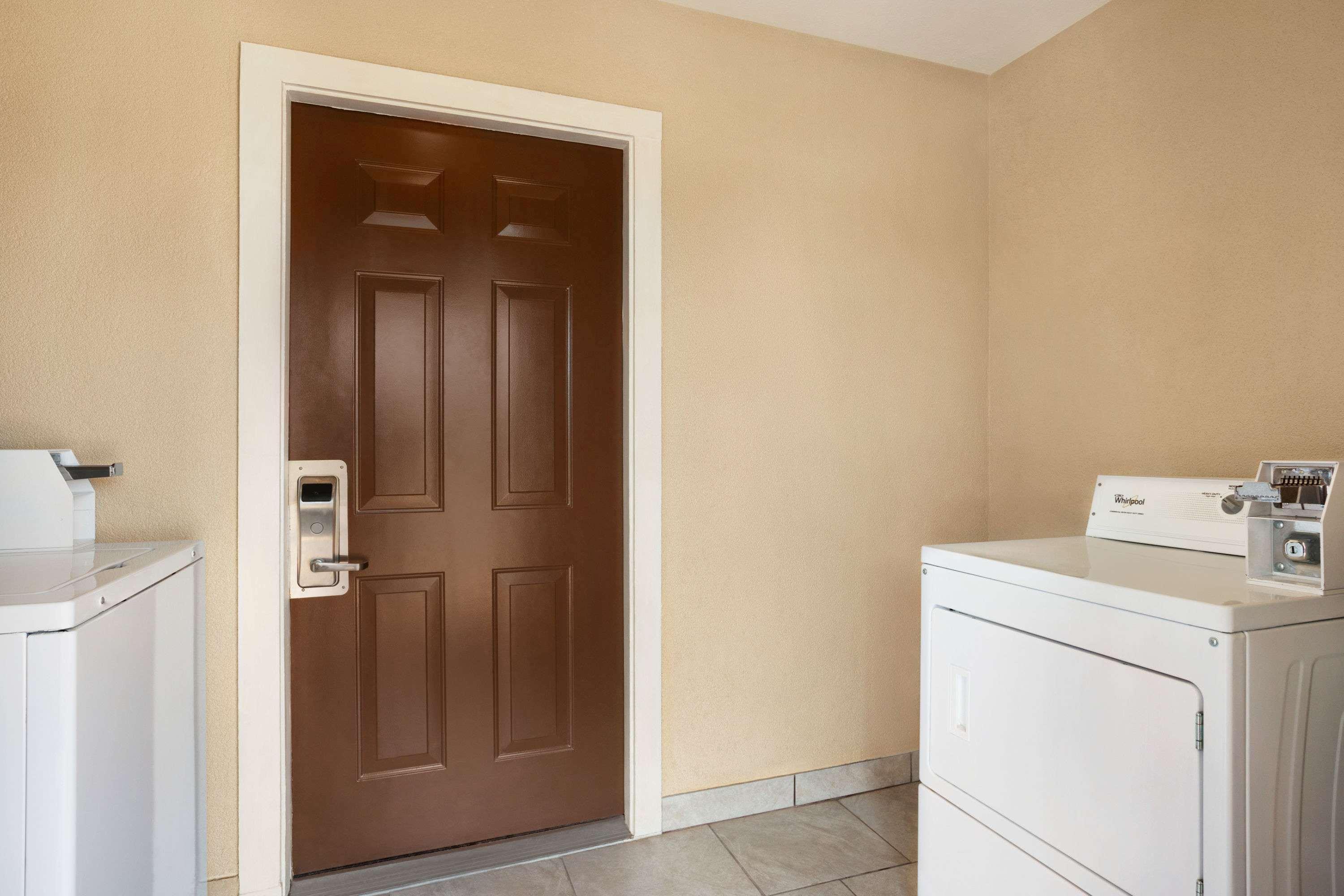 Super 8 By Wyndham Corsicana Bagian luar foto