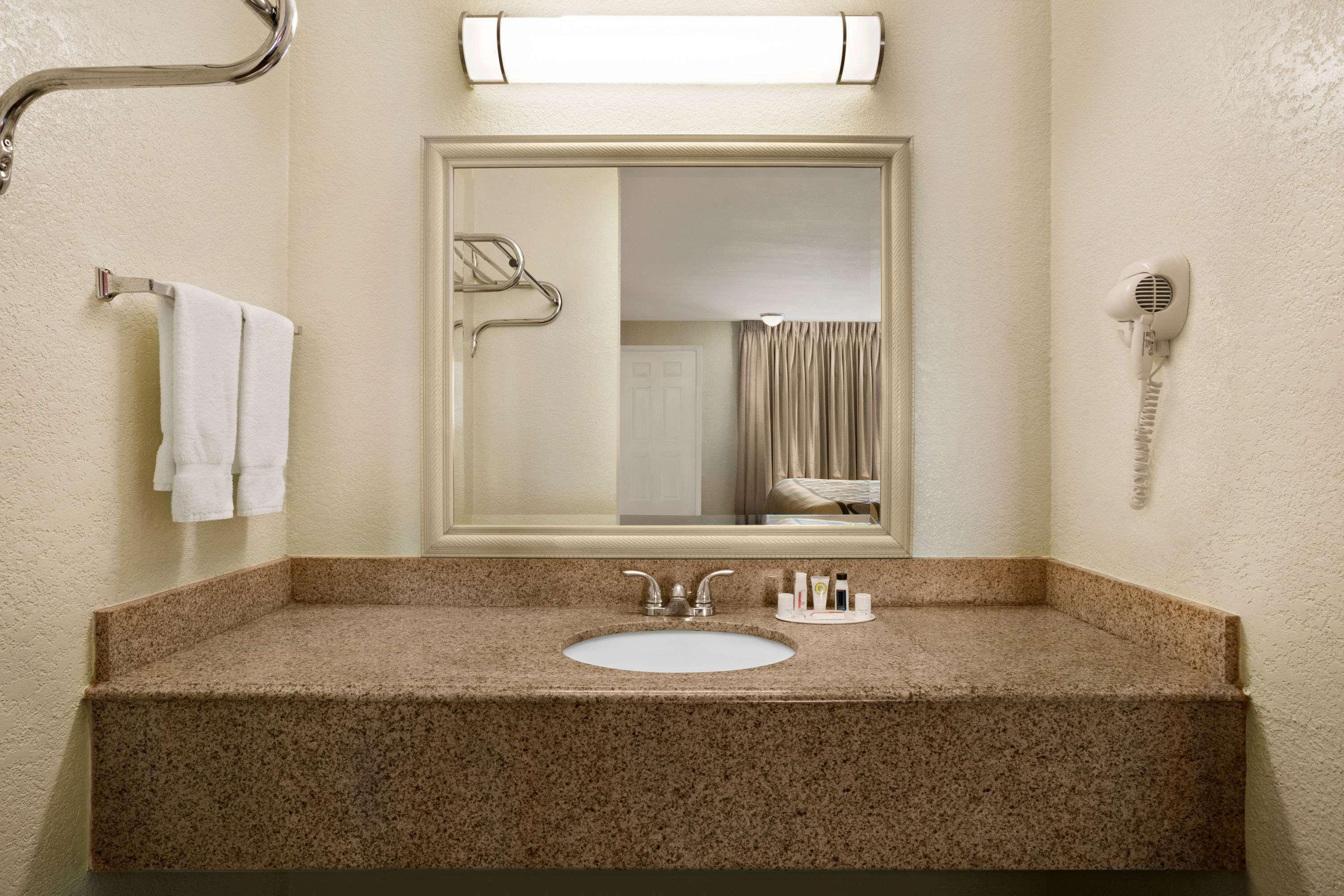 Super 8 By Wyndham Corsicana Bagian luar foto