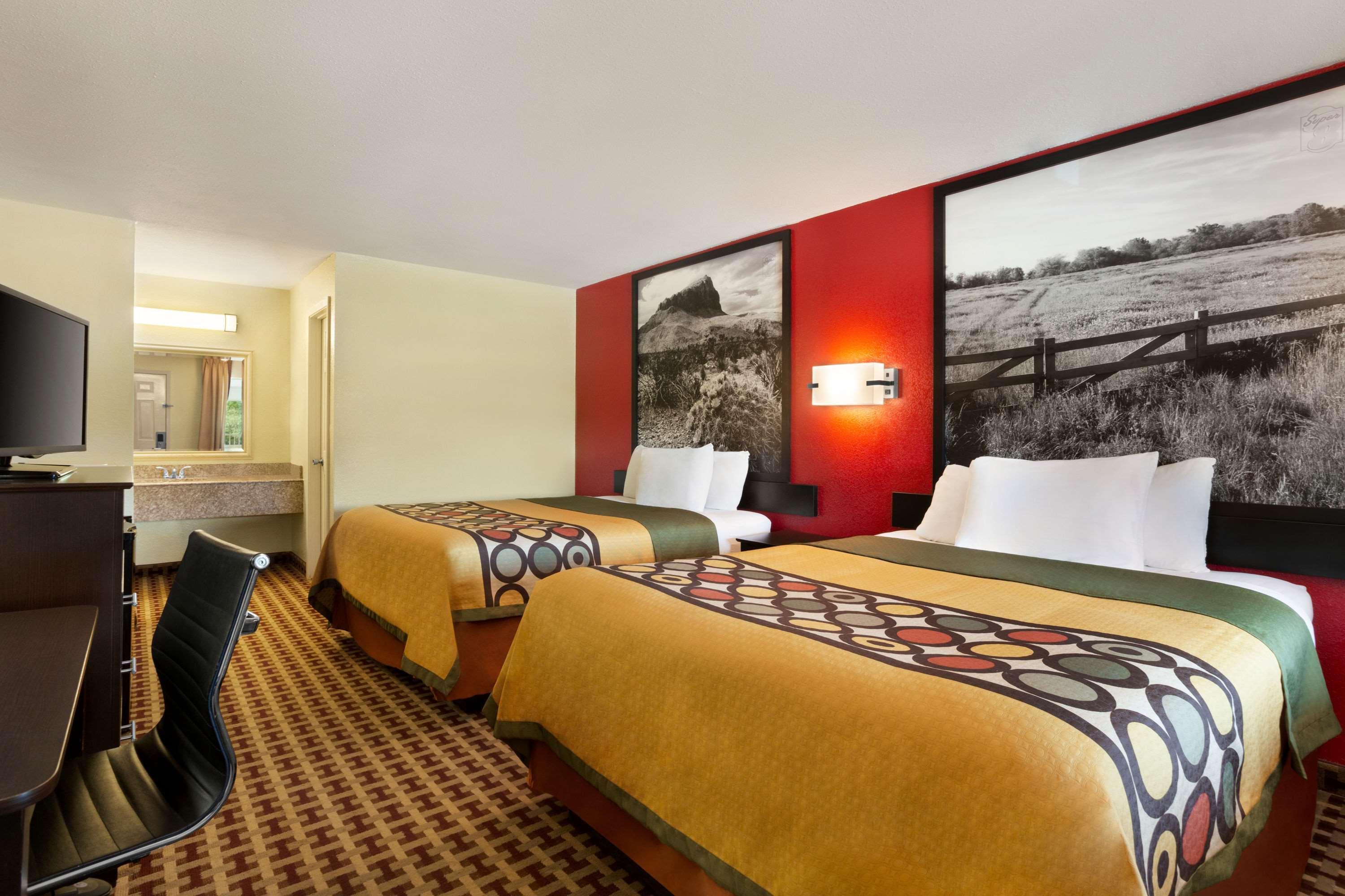 Super 8 By Wyndham Corsicana Bagian luar foto