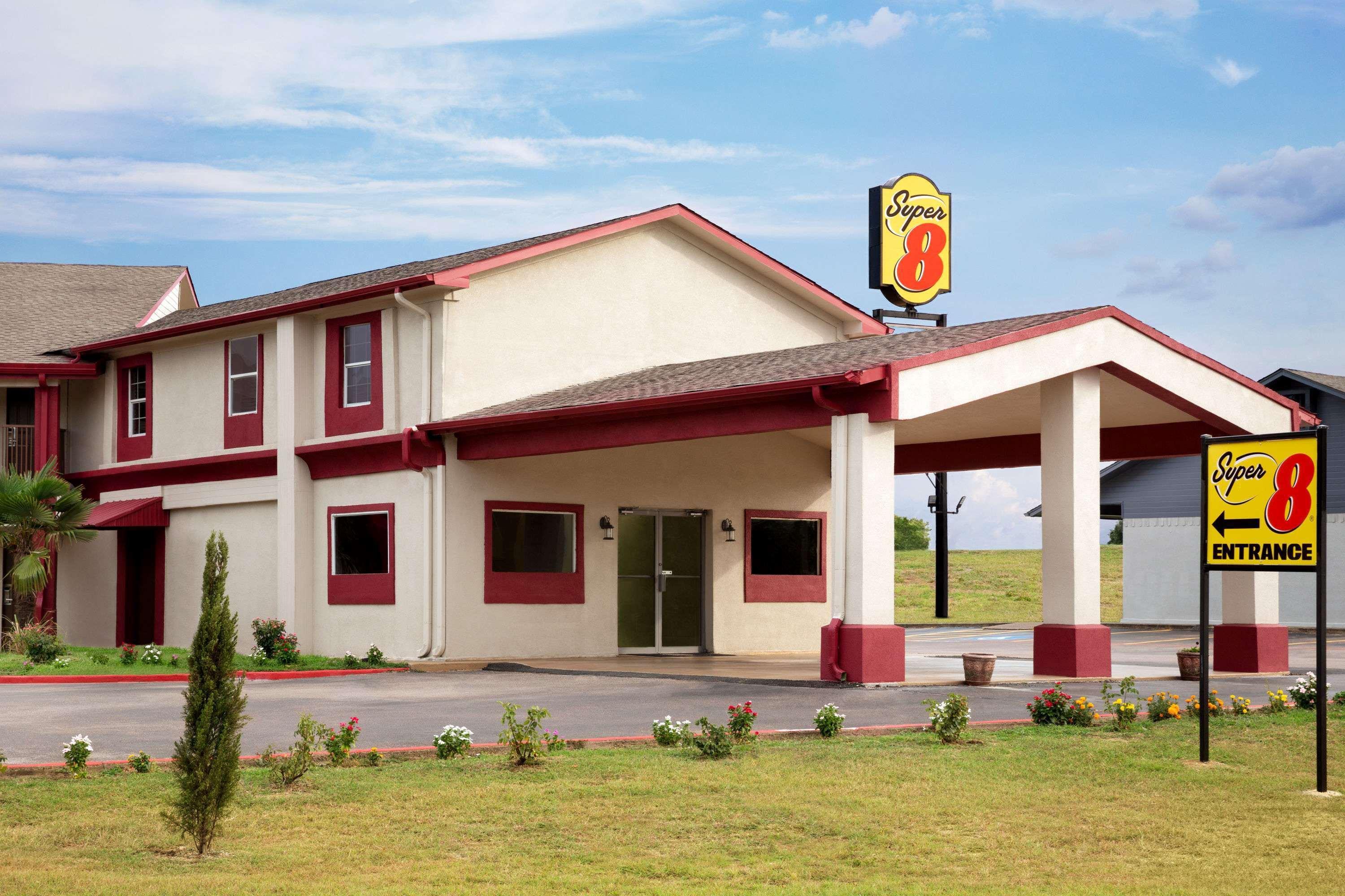 Super 8 By Wyndham Corsicana Bagian luar foto