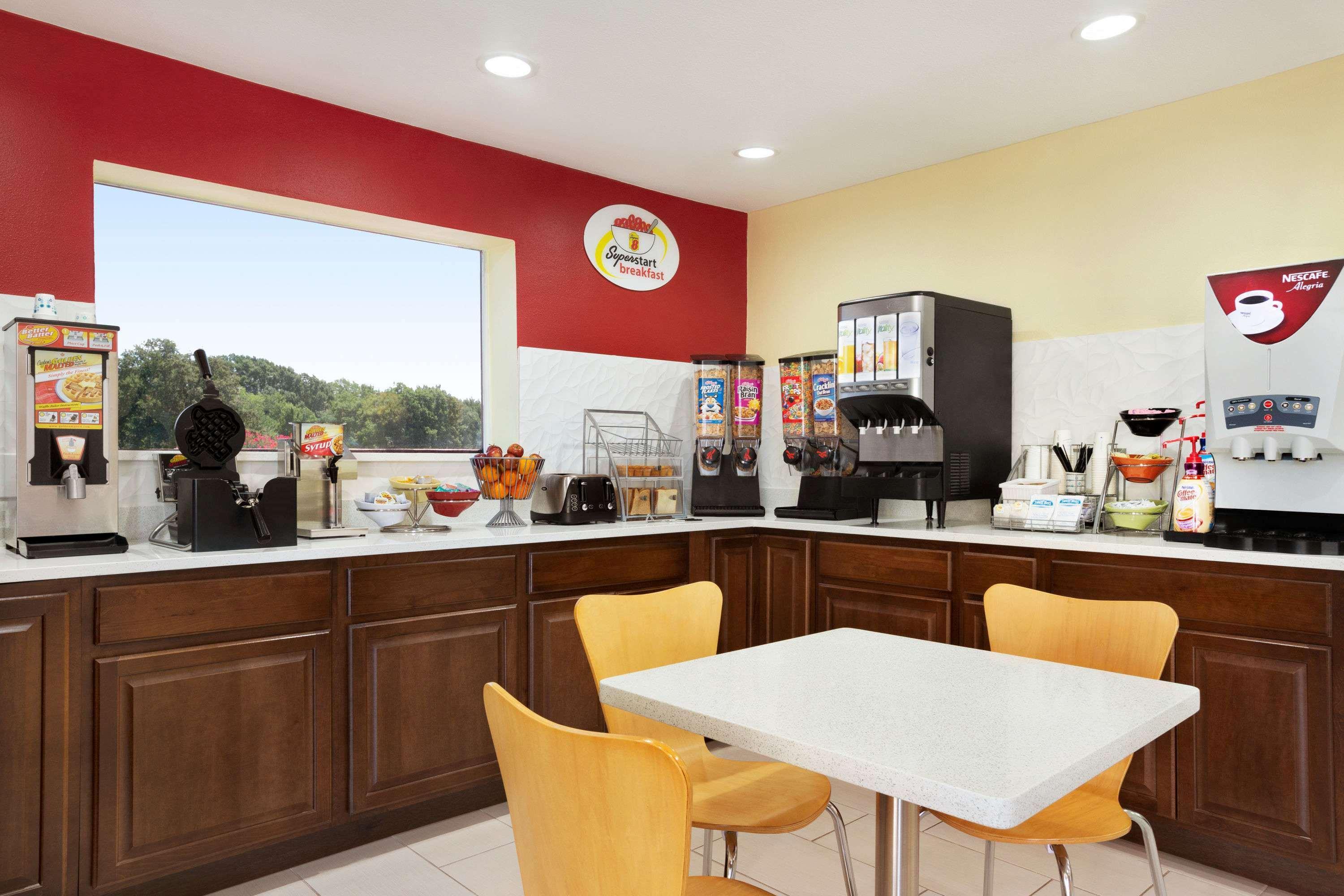 Super 8 By Wyndham Corsicana Bagian luar foto