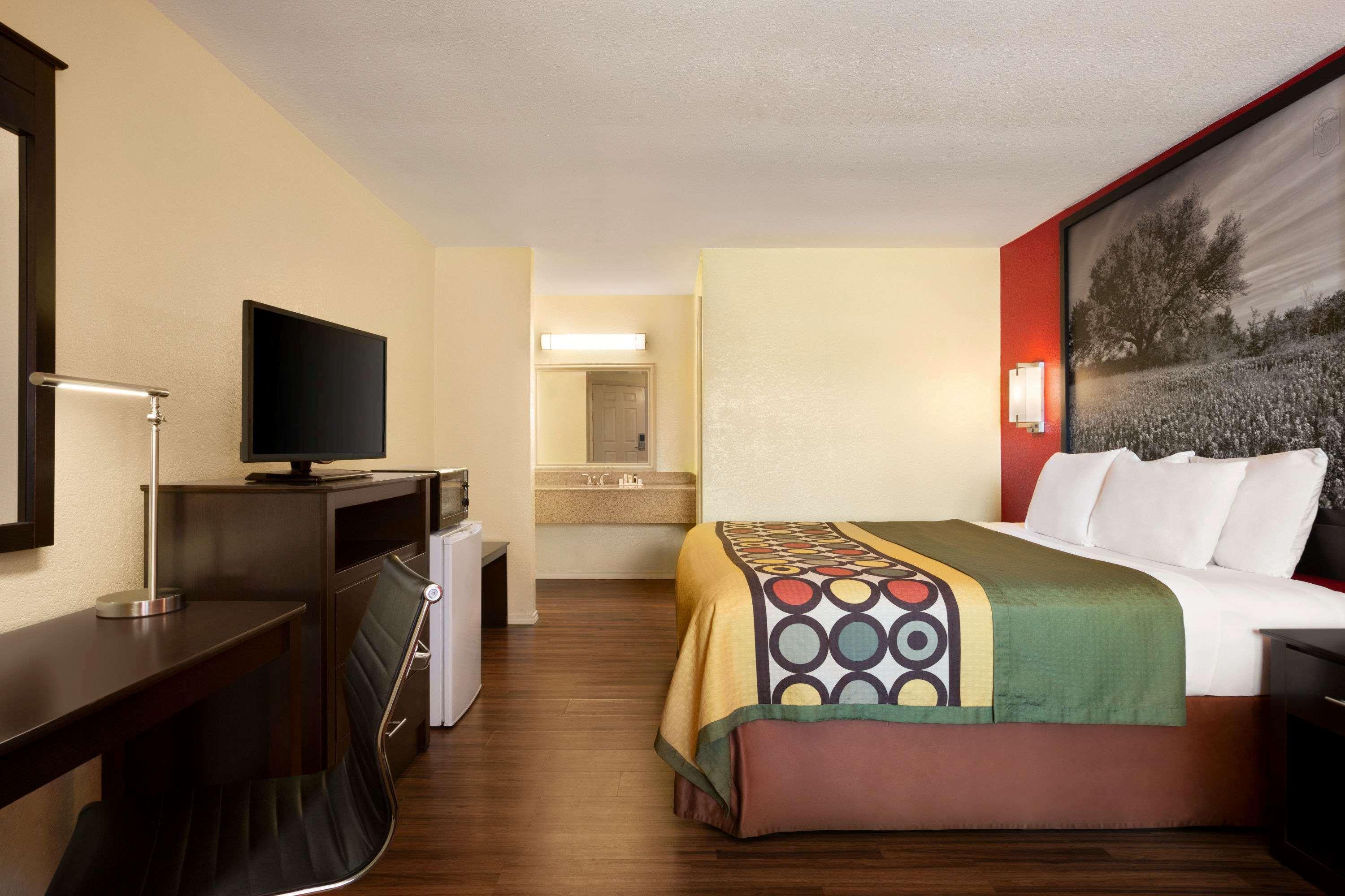 Super 8 By Wyndham Corsicana Bagian luar foto