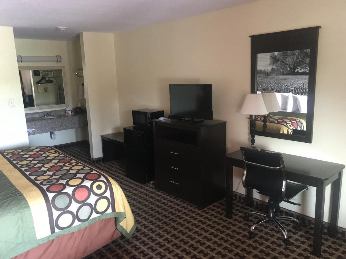 Super 8 By Wyndham Corsicana Bagian luar foto