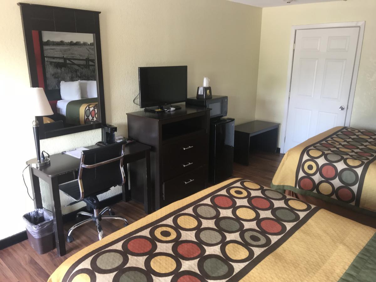 Super 8 By Wyndham Corsicana Bagian luar foto
