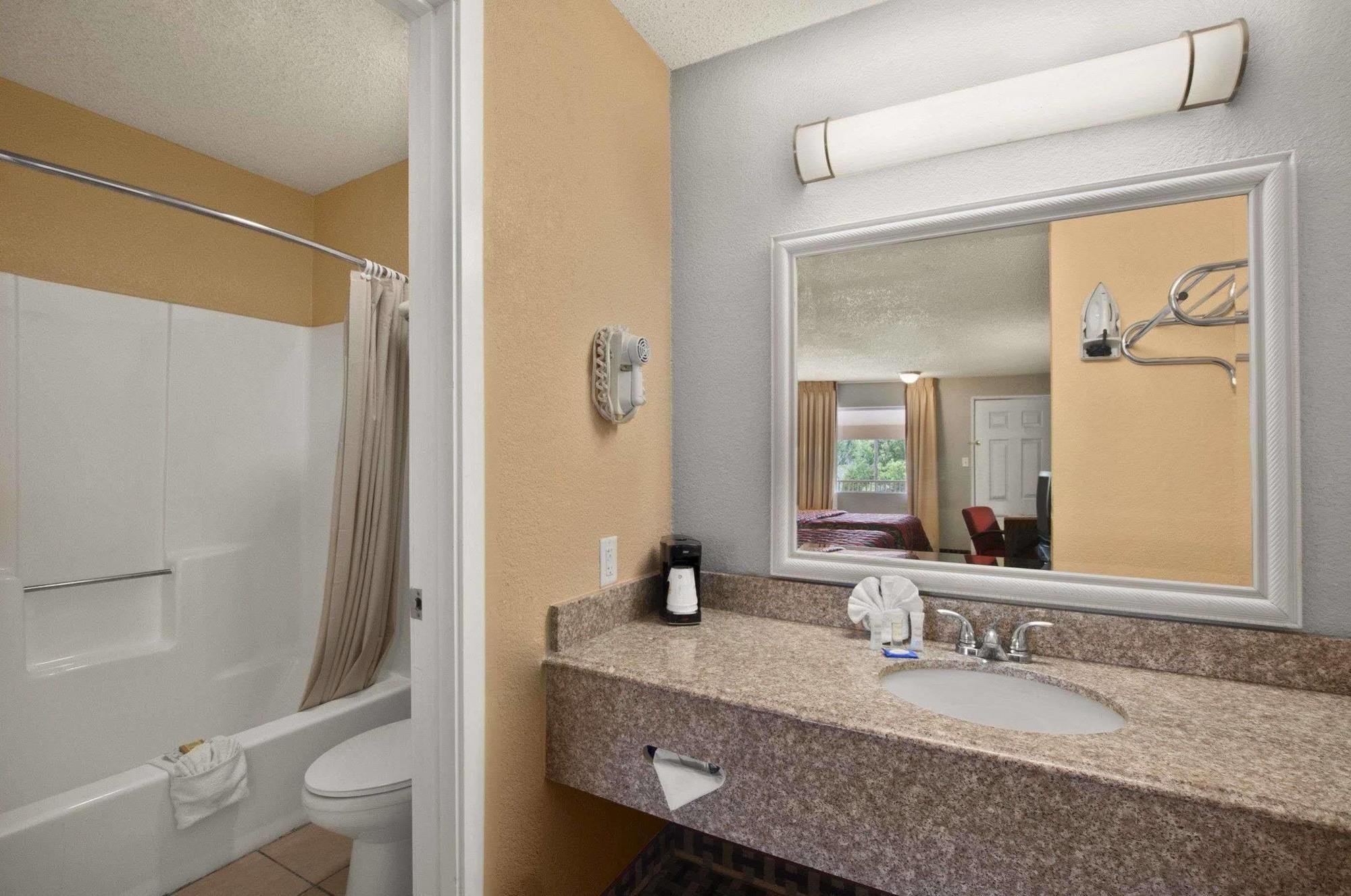 Super 8 By Wyndham Corsicana Bagian luar foto