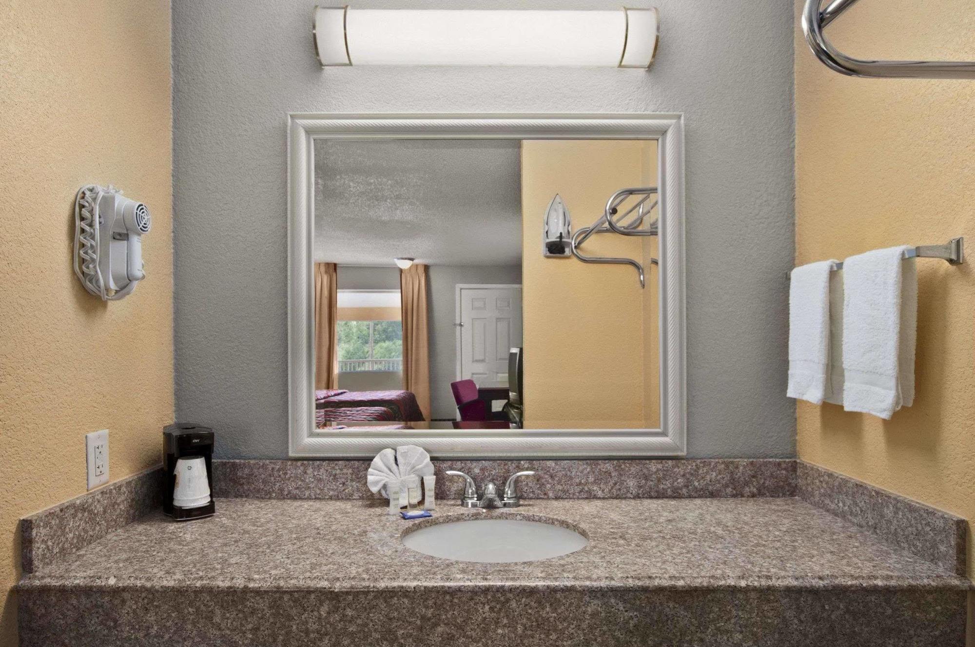 Super 8 By Wyndham Corsicana Bagian luar foto