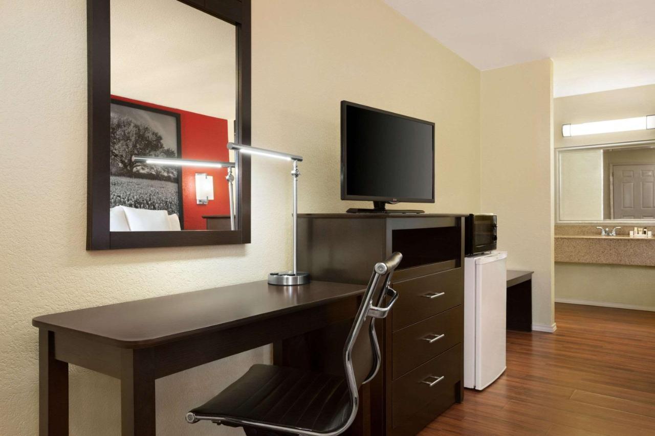 Super 8 By Wyndham Corsicana Bagian luar foto