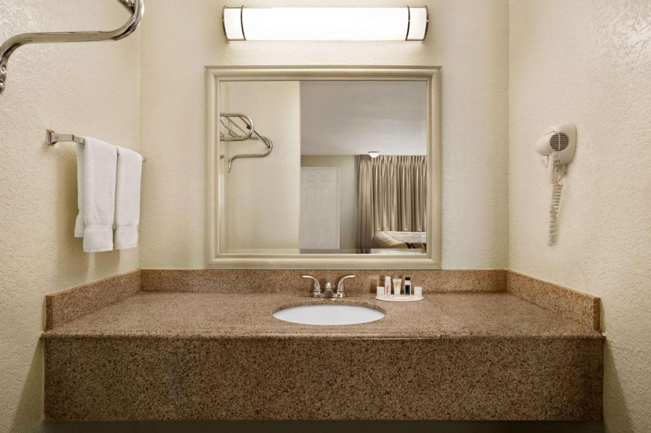 Super 8 By Wyndham Corsicana Bagian luar foto