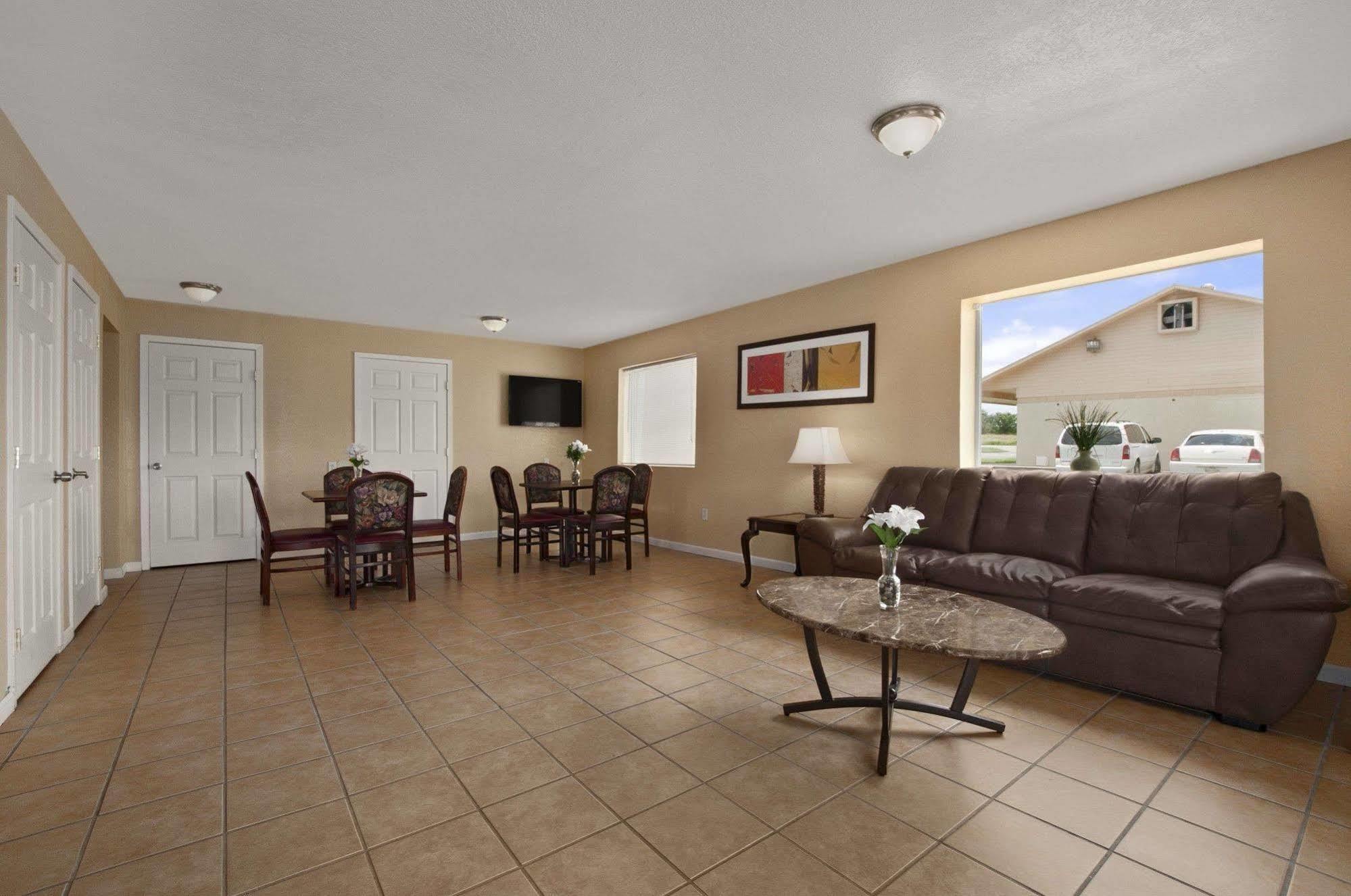 Super 8 By Wyndham Corsicana Bagian luar foto