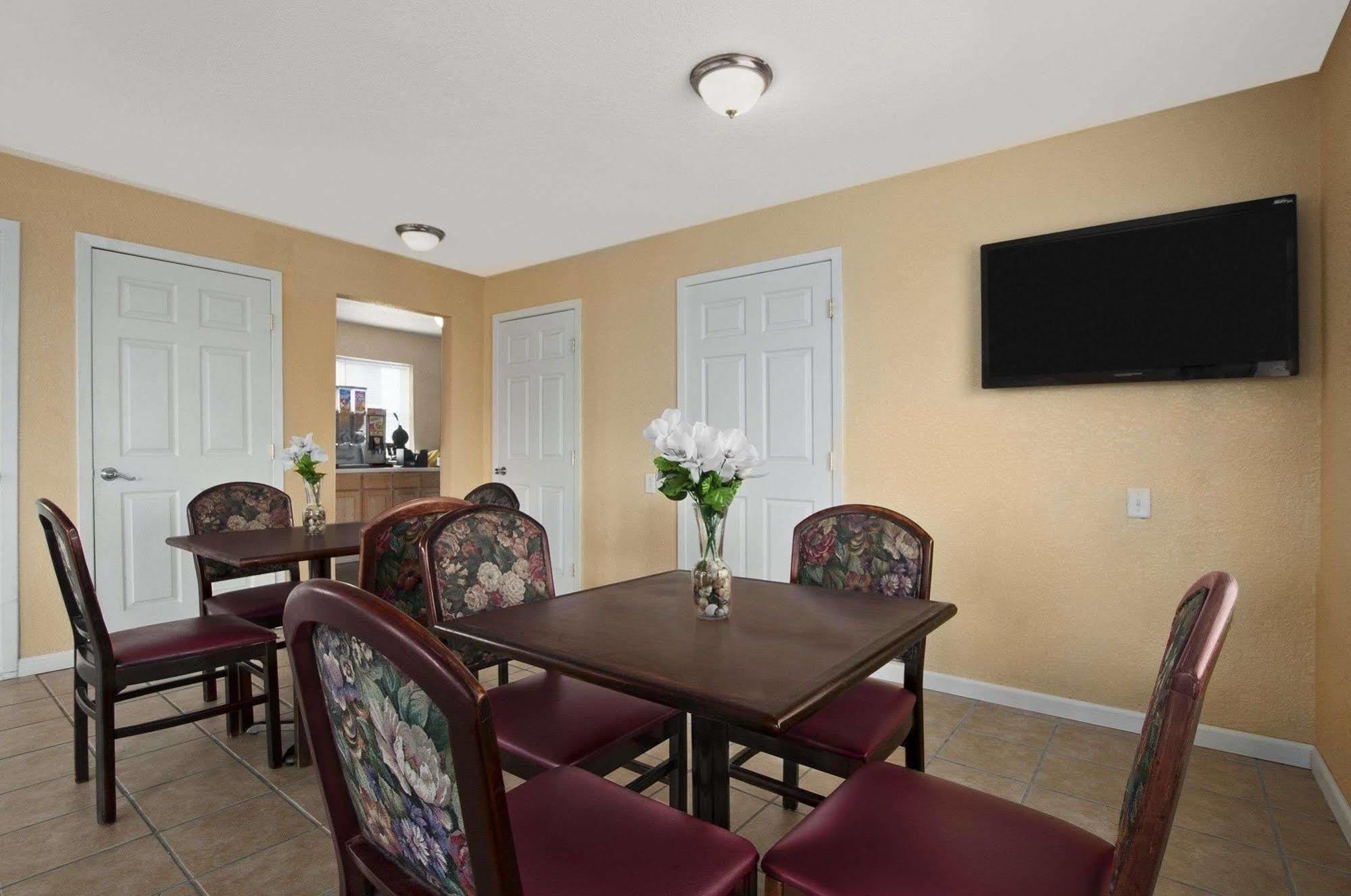 Super 8 By Wyndham Corsicana Bagian luar foto