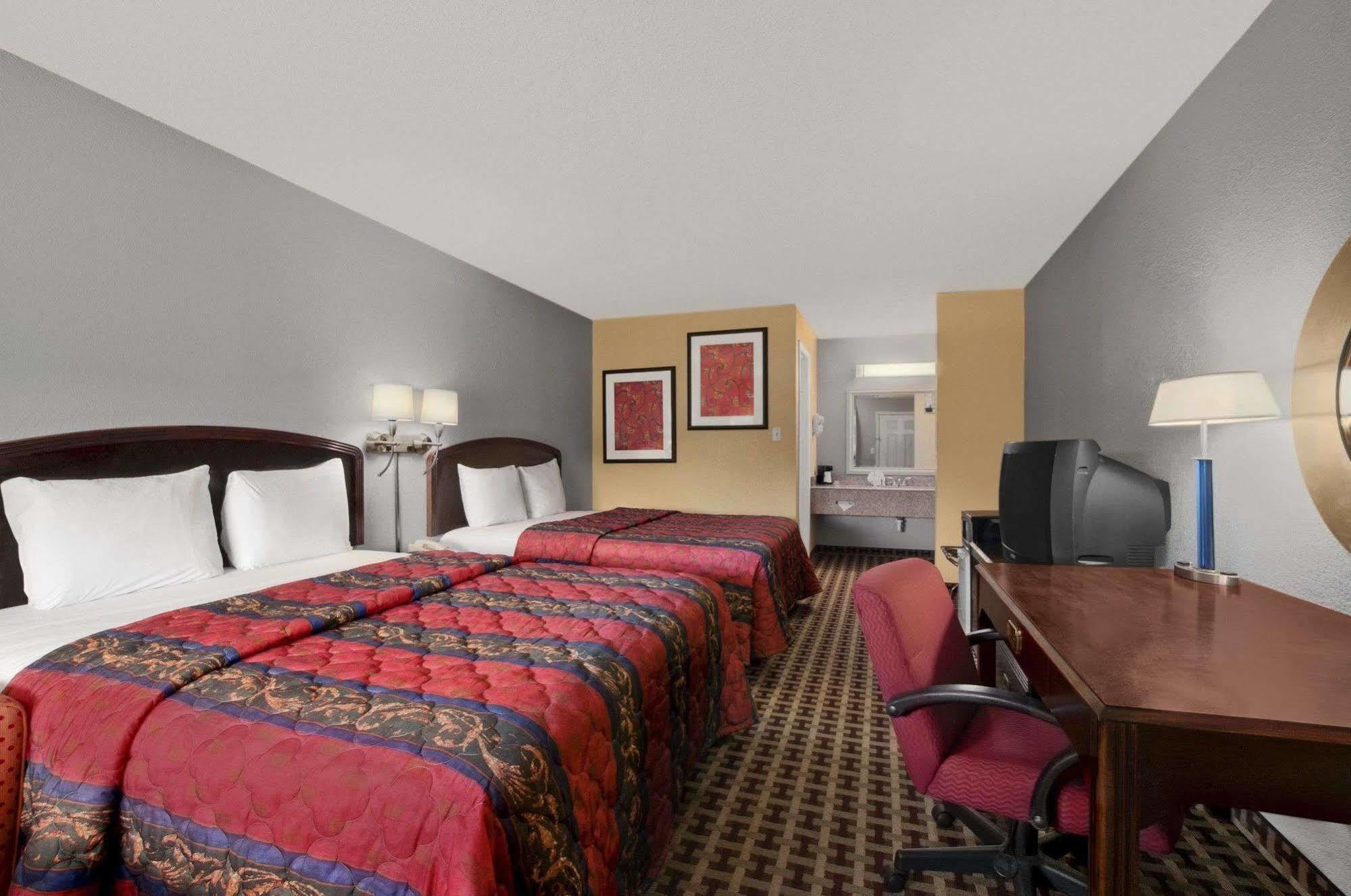 Super 8 By Wyndham Corsicana Bagian luar foto